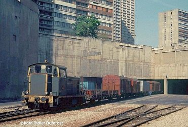 A view of a freight train in the Les Gobelins yard, in the 13th borough, in 1985 {JPEG}