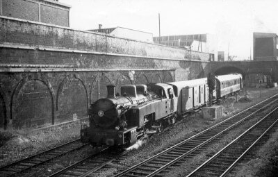 Train de jonction n°J126 au passage de la station La Chapelle Saint Denis dans les années 1950 {JPEG}